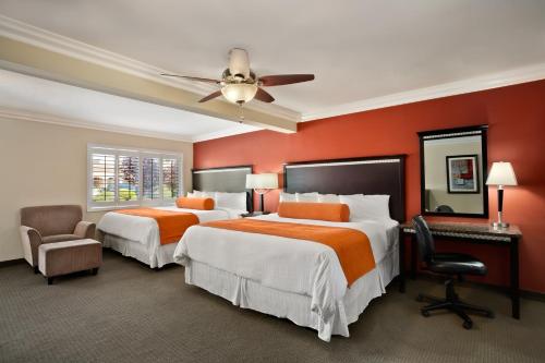 Voodi või voodid majutusasutuse Travelodge by Wyndham Santa Maria toas
