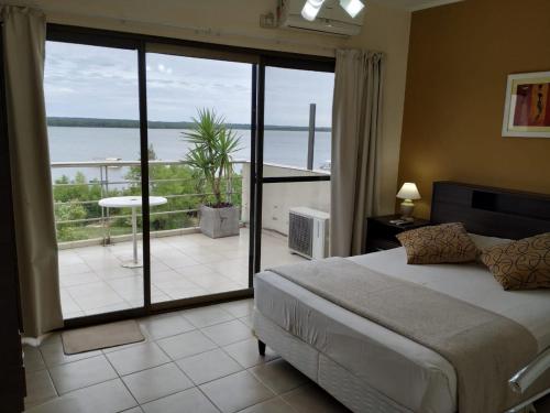 sypialnia z łóżkiem i widokiem na ocean w obiekcie north beach depto 6 w mieście Colón
