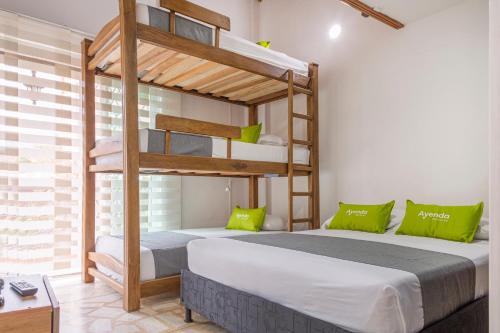 Bunk bed o mga bunk bed sa kuwarto sa Ayenda 1258 Boutique Laureles Home