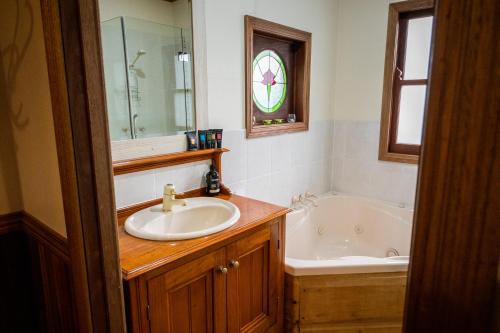 Ένα μπάνιο στο Homewood Cottages