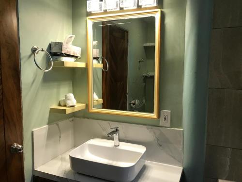 Ένα μπάνιο στο Puerto Vallarta South Shore Luxury Suites,