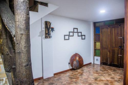 a room with a tree and a room with a door at Los Tulios Alojamiento in Circasia