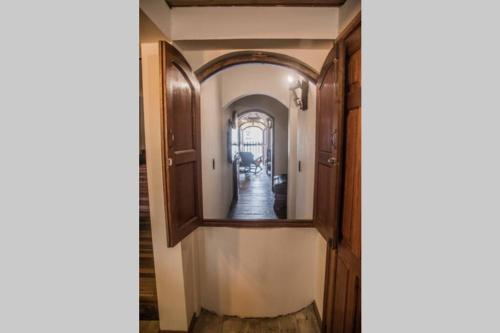 a hallway in a house with a mirror at Los Tulios Alojamiento in Circasia