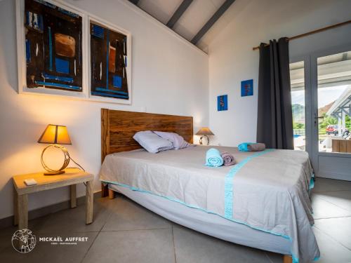 A bed or beds in a room at Grande villa avec piscine et jacuzzi