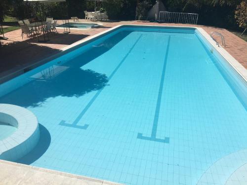 a large swimming pool with blue water at Linda Casa Condominio Miraflores in Fusagasuga