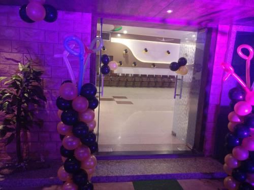 Shivam Palace & Resort في جودبور: غرفة أرجوانية مع مدخل مع البالونات