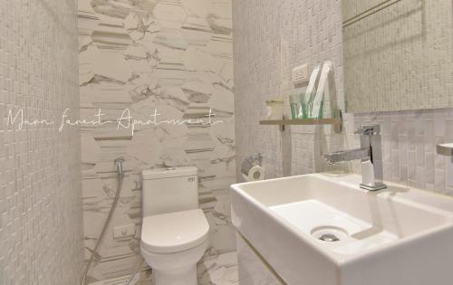 Un baño de Morn forest apartment