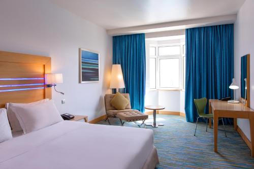 Postel nebo postele na pokoji v ubytování Radisson Blu Hotel, Muscat