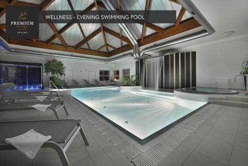 einem großen Pool in einem Gebäude mit einer Decke in der Unterkunft PREMIUM Wellness & Wine Hotel Znojmo in Znojmo