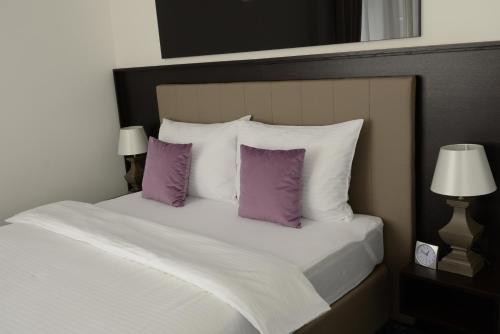 Una cama o camas en una habitación de Hotel Alibi Sabac
