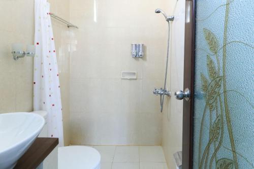 Ванная комната в Ge JacMart Homestay Makassar