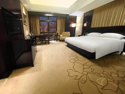 Ein Bett oder Betten in einem Zimmer der Unterkunft Lv Shou Hotel
