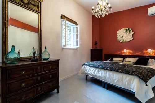 1 dormitorio con cama, espejo y tocador en Casa Di Angeli en Corbara