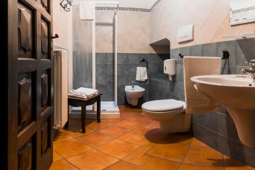 a bathroom with a toilet and a sink and a shower at Le Case di Sottovento in Mola di Bari