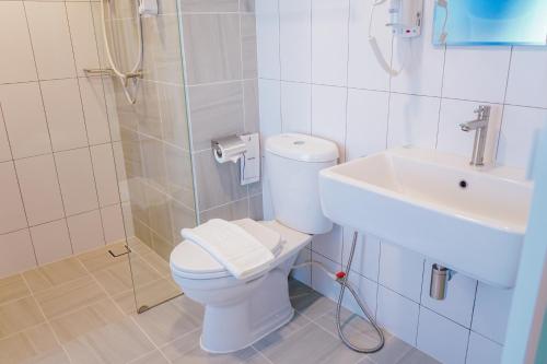 Koupelna v ubytování วัน บัดเจท เชียงราย สนามบิน One Budget Hotel Chiangrai Airport