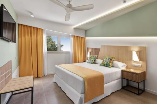 Cama o camas de una habitación en Hotel Riu Playa Park - 0'0 All Inclusive