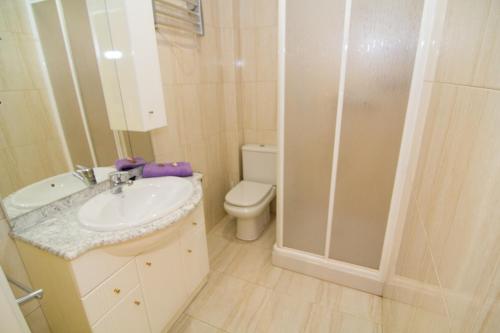 ロザスにあるAgi Sant Antoniのバスルーム(洗面台、トイレ、シャワー付)