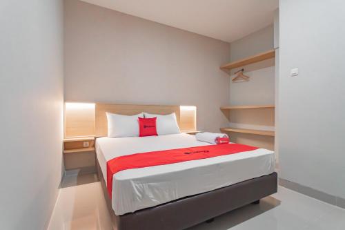 Un pat sau paturi într-o cameră la RedDoorz Plus @ Karapitan Street