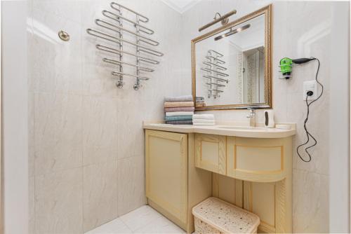 Ένα μπάνιο στο Gefest Luxury Sea View Apartment