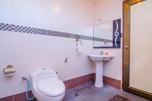 K Garden Hotel Sungai Petani في سونغاي بيتاني: حمام مع مرحاض ومغسلة