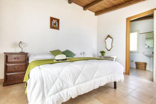 ein weißes Schlafzimmer mit einem Bett und einem Spiegel in der Unterkunft villa Sun in Alcamo