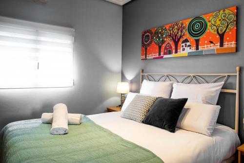 Cama ou camas em um quarto em FLORIT FLATS - The Orange Lemon Tree House
