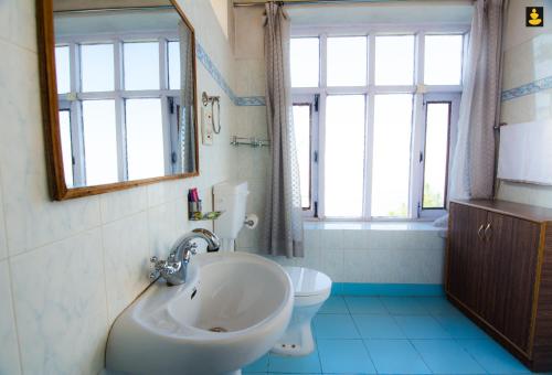 Vonios kambarys apgyvendinimo įstaigoje LivingStone 2BHK Cozy Homestay in Kasauli Hills