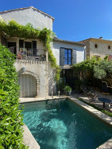 une piscine devant une maison dans l'établissement La Maison Blanche Uzès, à La Bastide-dʼEngras