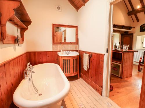 Bilik mandi di Mill Farm - The Farmhouse