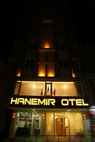 un hotel con un cartel que lee inteligencia de martillo en Hanemir Otel, en Tatvan