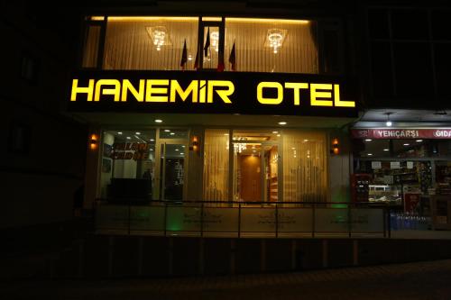 una señal para una tienda de Hamner por la noche en Hanemir Otel en Tatvan