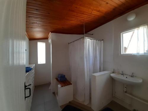 a bathroom with a sink and a toilet and a window at Allemann-se-Huisie in Nieu-Bethesda