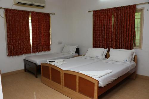 Swarna Sudarshan Service Apartment @ Adyar chennai tesisinde bir odada yatak veya yataklar