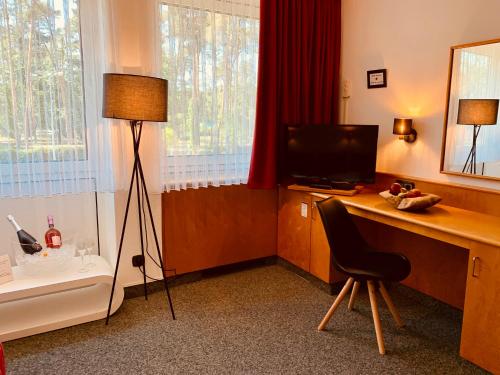 Una televisión o centro de entretenimiento en Hotel Motodrom