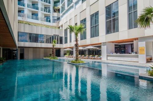 Bazén v ubytování Fleur de Lys Hotel Quy Nhon nebo v jeho okolí