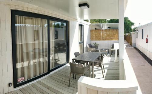 a balcony with a table and chairs on a house at Camping Joncar Mar in Roses