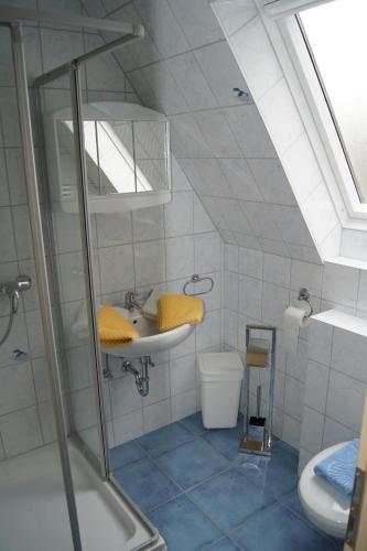 a bathroom with a sink and a shower at Ferienwohnungen Buchholz in Büsum