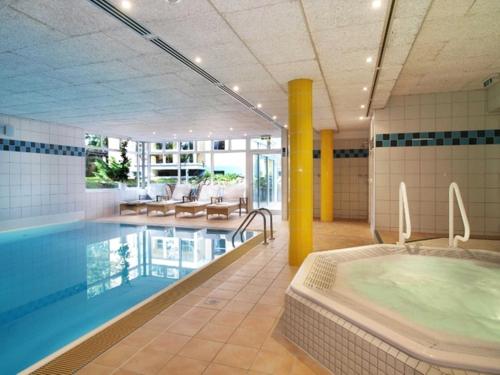 - Piscina con bañera de hidromasaje en un edificio en Ostseepark Waterfront Galeone 41, en Bansin