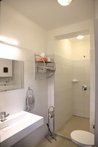 ペーチにあるStudio Gold apartmanの洗面台とトイレ付きのバスルーム