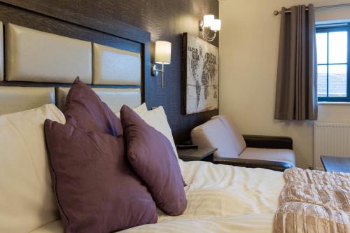 Una cama o camas en una habitación de The White Swan