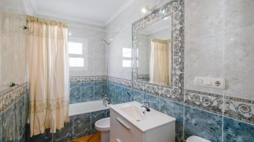 La salle de bains est pourvue d'un lavabo, de toilettes et d'un miroir. dans l'établissement Villa Pastora Nerja by Ruralidays, à Nerja