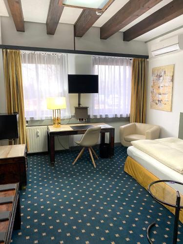 a hotel room with a bed and a desk at Smarthotel Ingelheim in Ingelheim am Rhein