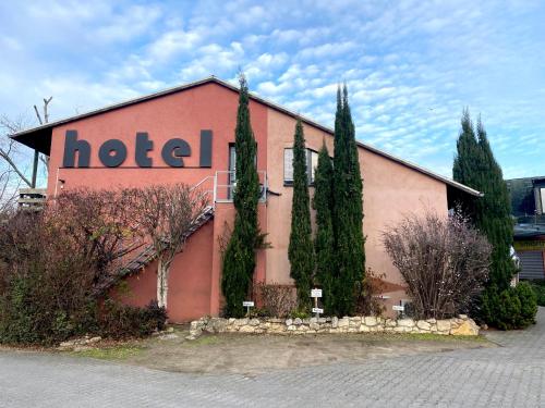 a building with the word hotel on the side of it at Smarthotel Ingelheim in Ingelheim am Rhein