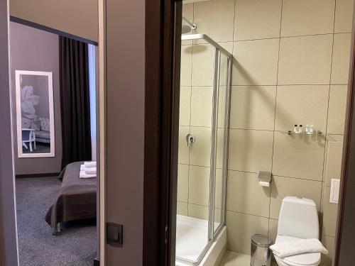 a bathroom with a glass shower with a toilet at Готельно-рестораний комплекс Silver in Ivano-Frankivsʼk