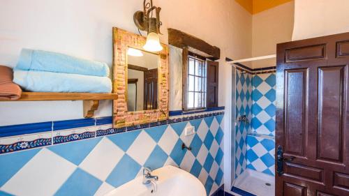 ein Bad mit einem Waschbecken und einem Spiegel in der Unterkunft Finca Carrulo Competa by Ruralidays in Cómpeta