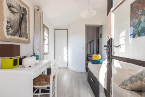 Ένα ή περισσότερα κρεβάτια σε δωμάτιο στο LB Vacation Rentals I Charming Little Bucolic House 5-Min From City