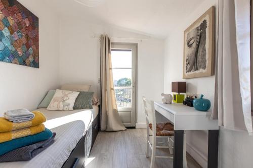 Ένα ή περισσότερα κρεβάτια σε δωμάτιο στο LB Vacation Rentals I Charming Little Bucolic House 5-Min From City
