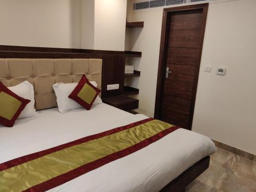 Postel nebo postele na pokoji v ubytování THE GRACE HOUSE Paharganj
