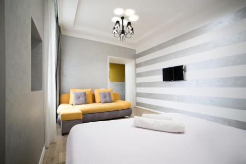 リヴィウにあるLviv4Uのベッドとソファ付きのホテルルーム