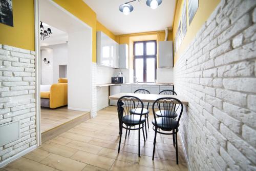 una cucina e una sala da pranzo con tavolo e sedie di Lviv4U a Lviv